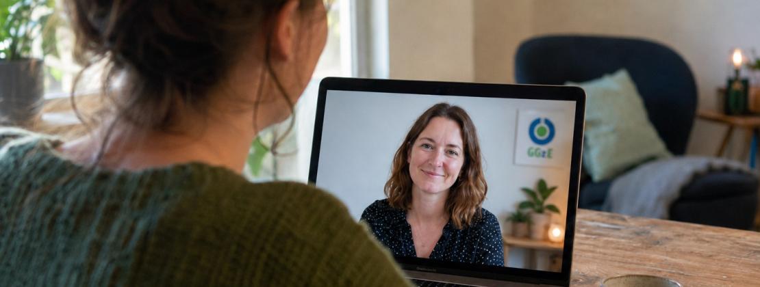 Vrouw achter computer
