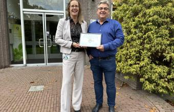 Thosha van der Maas (manager Servicecentrum, vastgoed en facilitair) en André Fransen (beleidsadviseur Servicecentrum) met het door Adriaan van Engelen (directeur van Milieu Platform Zorgsector) ondertekende zilveren certificaat. Zilveren certificaat Milieuthermometer