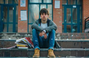 jongen buiten op trap