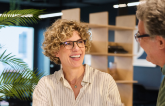 man en vrouw in gesprek op werk